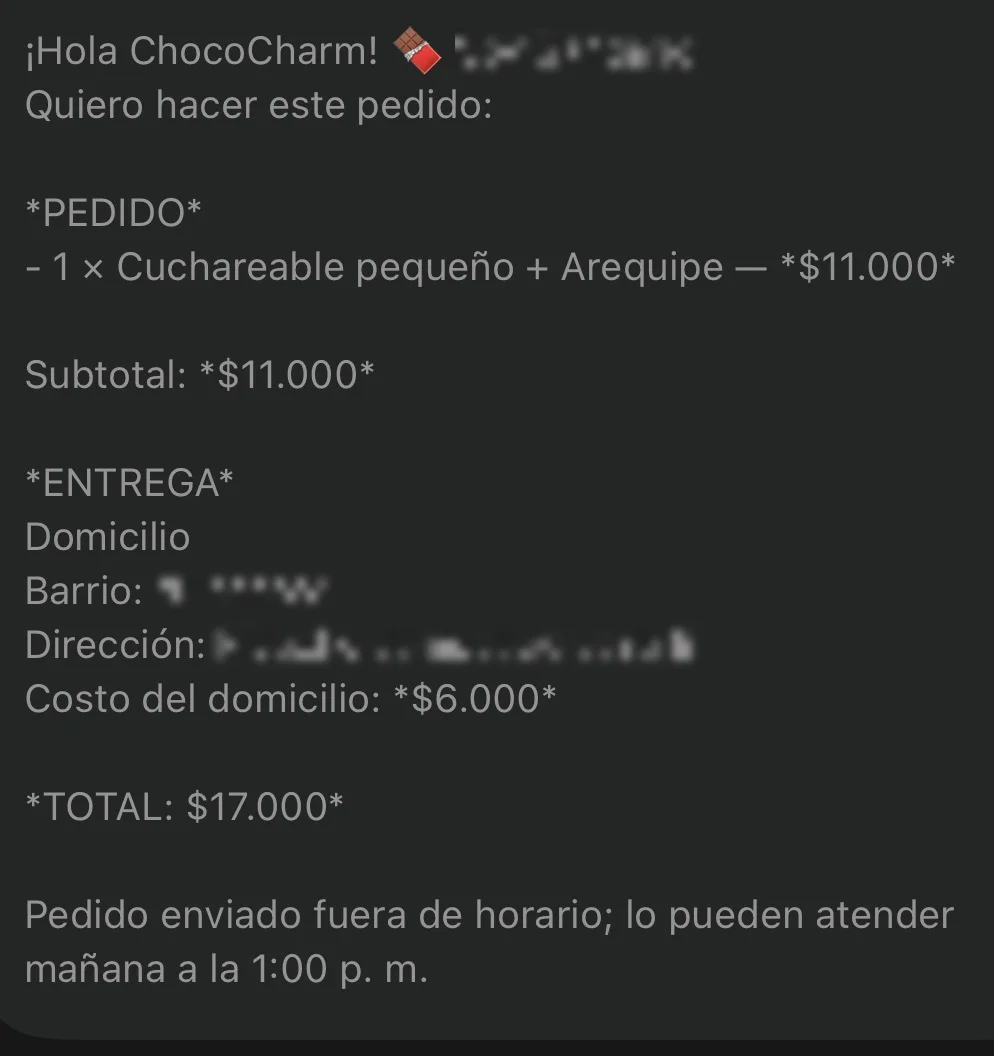 Mensaje de WhatsApp con un pedido ya armado: producto elegido, subtotal, datos de entrega y total. Los datos personales del cliente están difuminados.