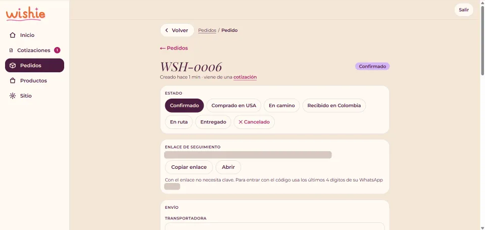 Panel de Wishie: detalle de un pedido con los estados de envío, de confirmado a entregado, y el enlace de seguimiento para la clienta.